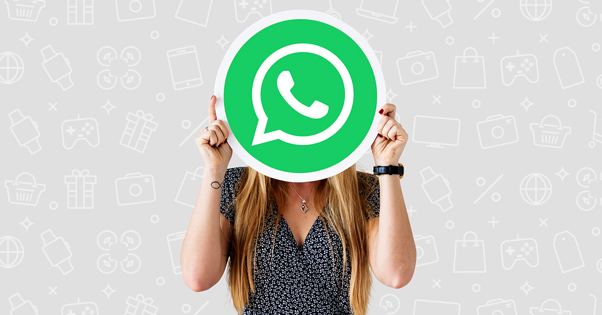 mujer sosteniendo el logo de whatsapp