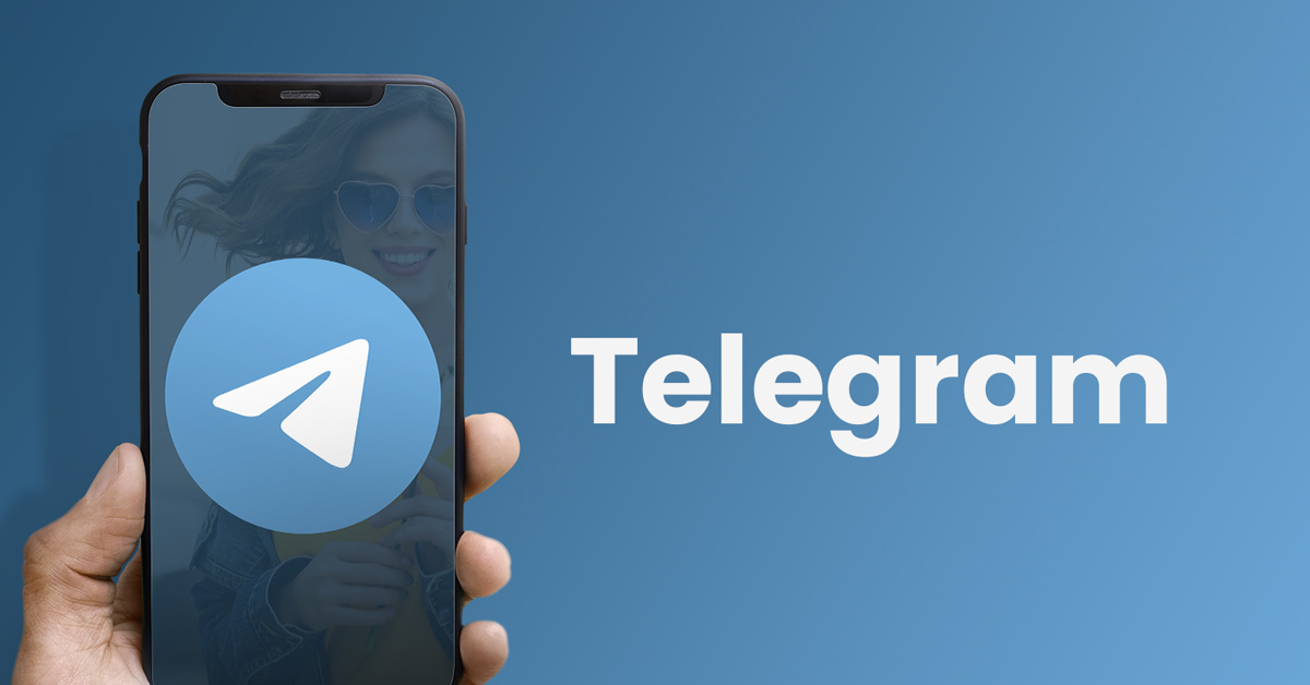 mão segurando um telemóvel com o símbolo de Telegram